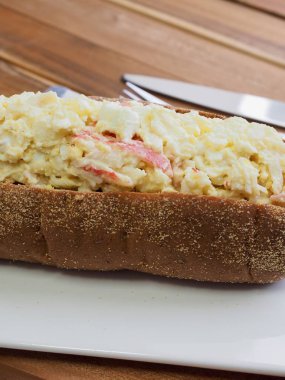 Kepekli ekmek salata sandviç ve portakal suyu