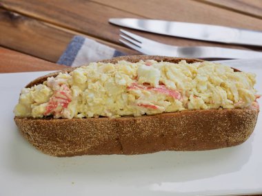 Kepekli ekmek salata sandviç ve portakal suyu