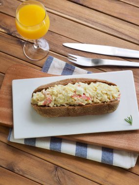 Kepekli ekmek salata sandviç ve portakal suyu