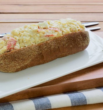 Kepekli ekmek salata sandviç ve portakal suyu