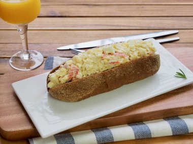 Kepekli ekmek salata sandviç ve portakal suyu