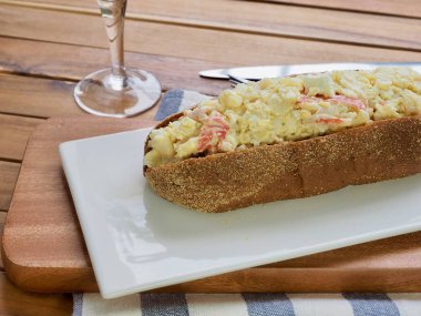 Kepekli ekmek salata sandviç ve portakal suyu