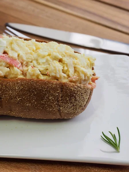 Kepekli ekmek salata sandviç ve portakal suyu