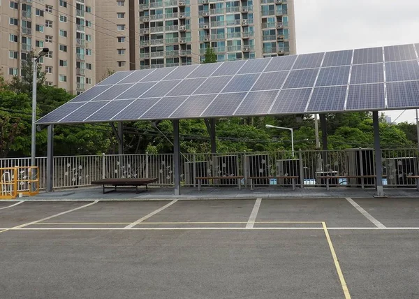 在韩国和建筑屋顶停车场与太阳能电池板 — 图库照片