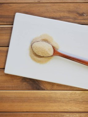 Kahverengi şeker bir kaşık toz