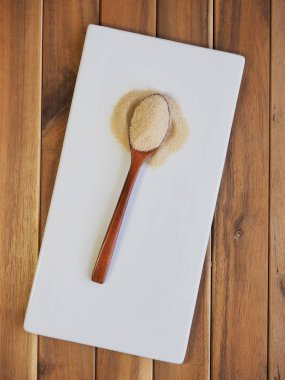 Kahverengi şeker bir kaşık toz