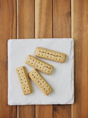 Beyaz bir tabak içinde kısa ekmek