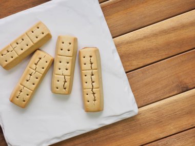 Beyaz bir tabak içinde kısa ekmek