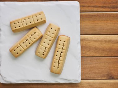 Beyaz bir tabak içinde kısa ekmek