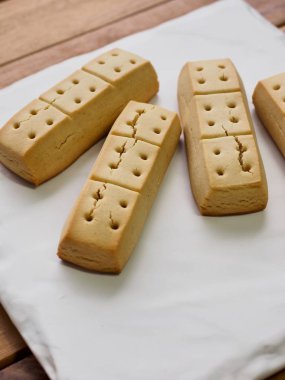 Beyaz bir tabak içinde kısa ekmek