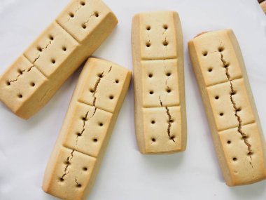 Beyaz bir tabak içinde kısa ekmek