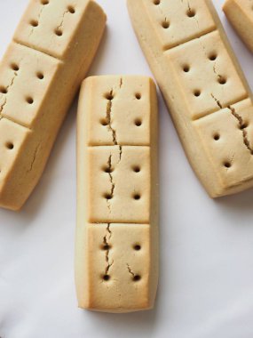 Beyaz bir tabak içinde kısa ekmek