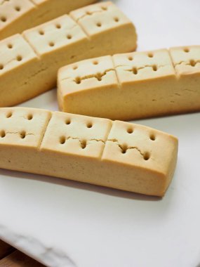 Beyaz bir tabak içinde kısa ekmek