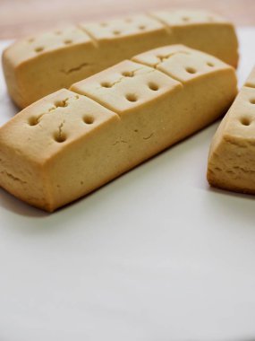 Beyaz bir tabak içinde kısa ekmek