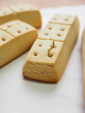 Beyaz bir tabak içinde kısa ekmek