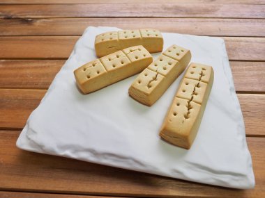 Beyaz bir tabak içinde kısa ekmek