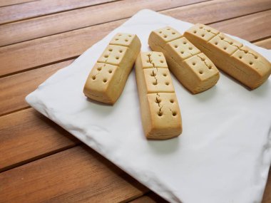 Beyaz bir tabak içinde kısa ekmek