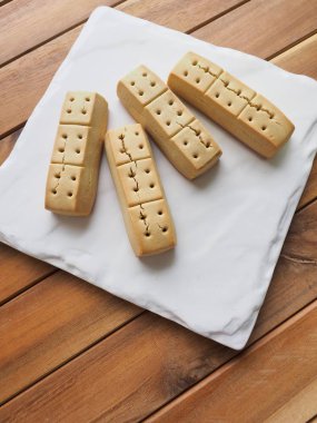 Beyaz bir tabak içinde kısa ekmek