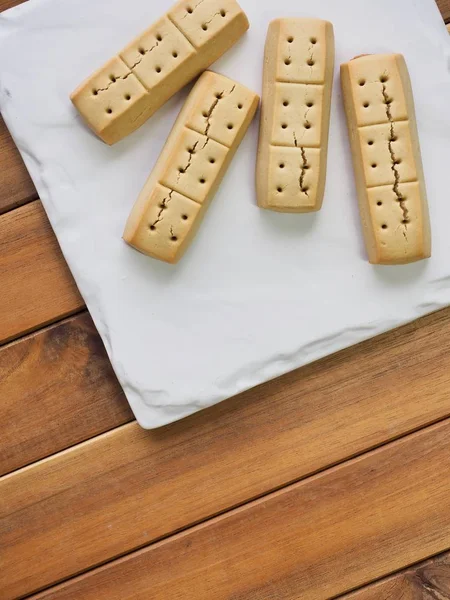 Beyaz bir tabak içinde kısa ekmek