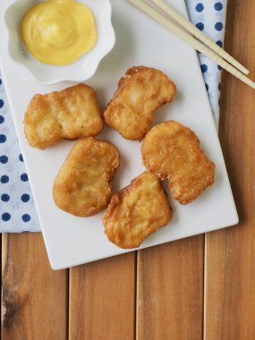 Tavuk nuggets ve tatlı hardal sosu