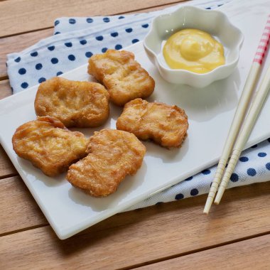 Tavuk nuggets ve tatlı hardal sosu