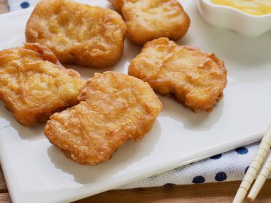 Tavuk nuggets ve tatlı hardal sosu