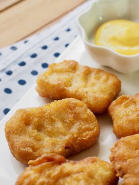 Tavuk nuggets ve tatlı hardal sosu