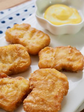 Tavuk nuggets ve tatlı hardal sosu