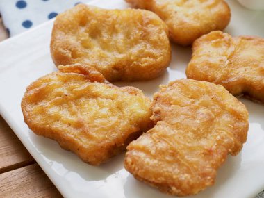 Tavuk nuggets ve tatlı hardal sosu