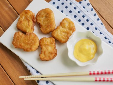 Tavuk nuggets ve tatlı hardal sosu