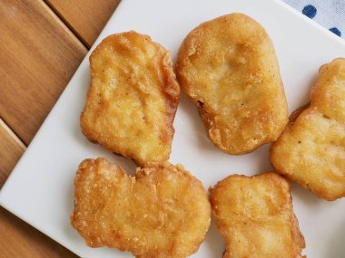 Tavuk nuggets ve tatlı hardal sosu