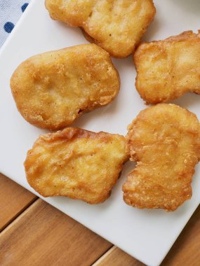 Tavuk nuggets ve tatlı hardal sosu