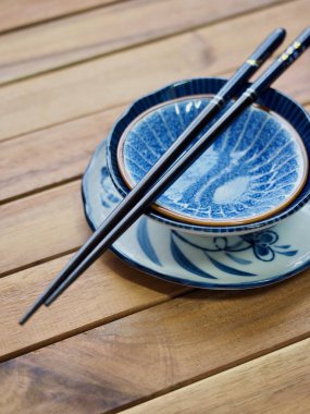Porselen Kase ve yemek çubukları