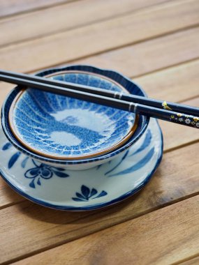 Porselen Kase ve yemek çubukları