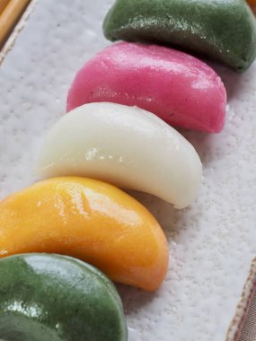 Kore yemeği Songpyeon, yarı moon şeklinde pirinç keki