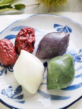 Kore yemeği Songpyeon, yarı moon şeklinde pirinç keki