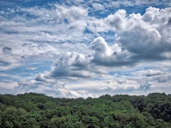 Kore Cheongju şehir açık gökyüzü ve bulutlar ve dağ