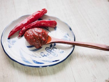 Kore kaynakları biber salçası, kırmızı biber sosu yapıştırın