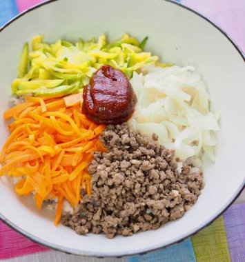 Kore yemeği Biftek ve sebze bibibimbap