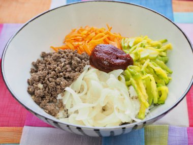 Kore yemeği Biftek ve sebze bibibimbap