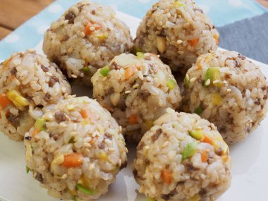 Asya gıda et ve sebze pirinç topları ve turşu turp