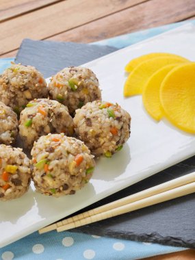 Asya gıda et ve sebze pirinç topları ve turşu turp