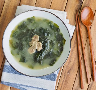 Kore yemeği et deniz yosunu çorbası