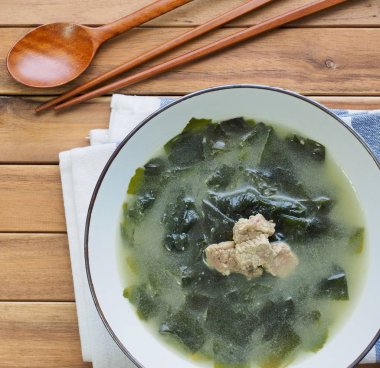Kore yemeği et deniz yosunu çorbası