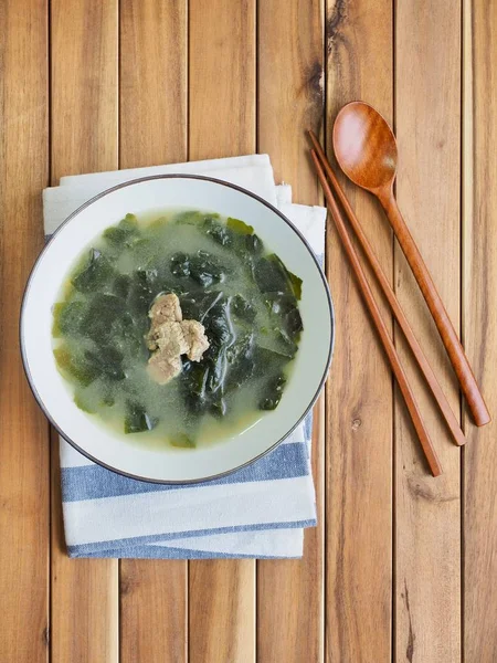 Kore yemeği et deniz yosunu çorbası