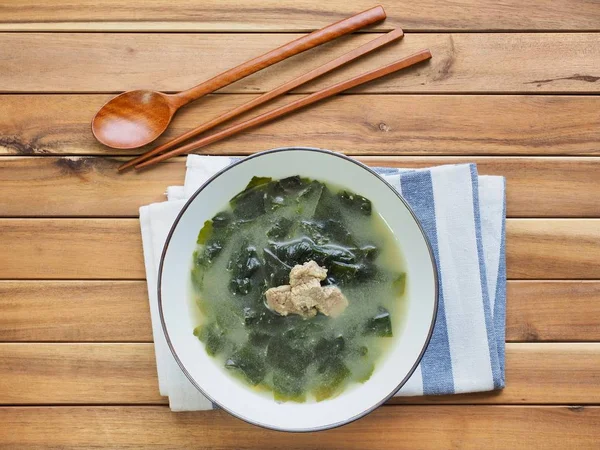 Kore yemeği et deniz yosunu çorbası