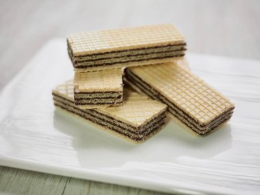 Beyaz bir tabak içinde çikolata kraker