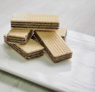 Beyaz bir tabak içinde çikolata kraker