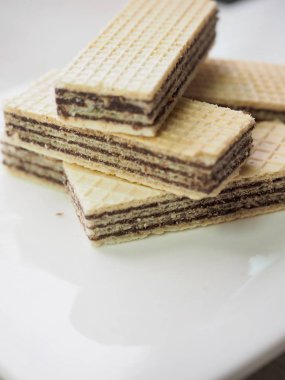 Beyaz bir tabak içinde çikolata kraker