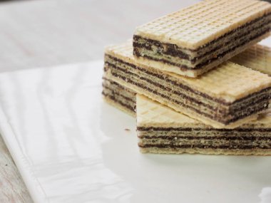 Beyaz bir tabak içinde çikolata kraker